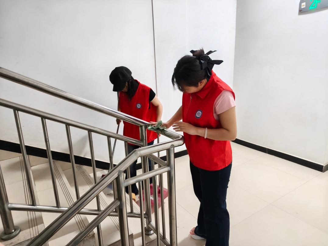 楼梯栏杆擦拭照片