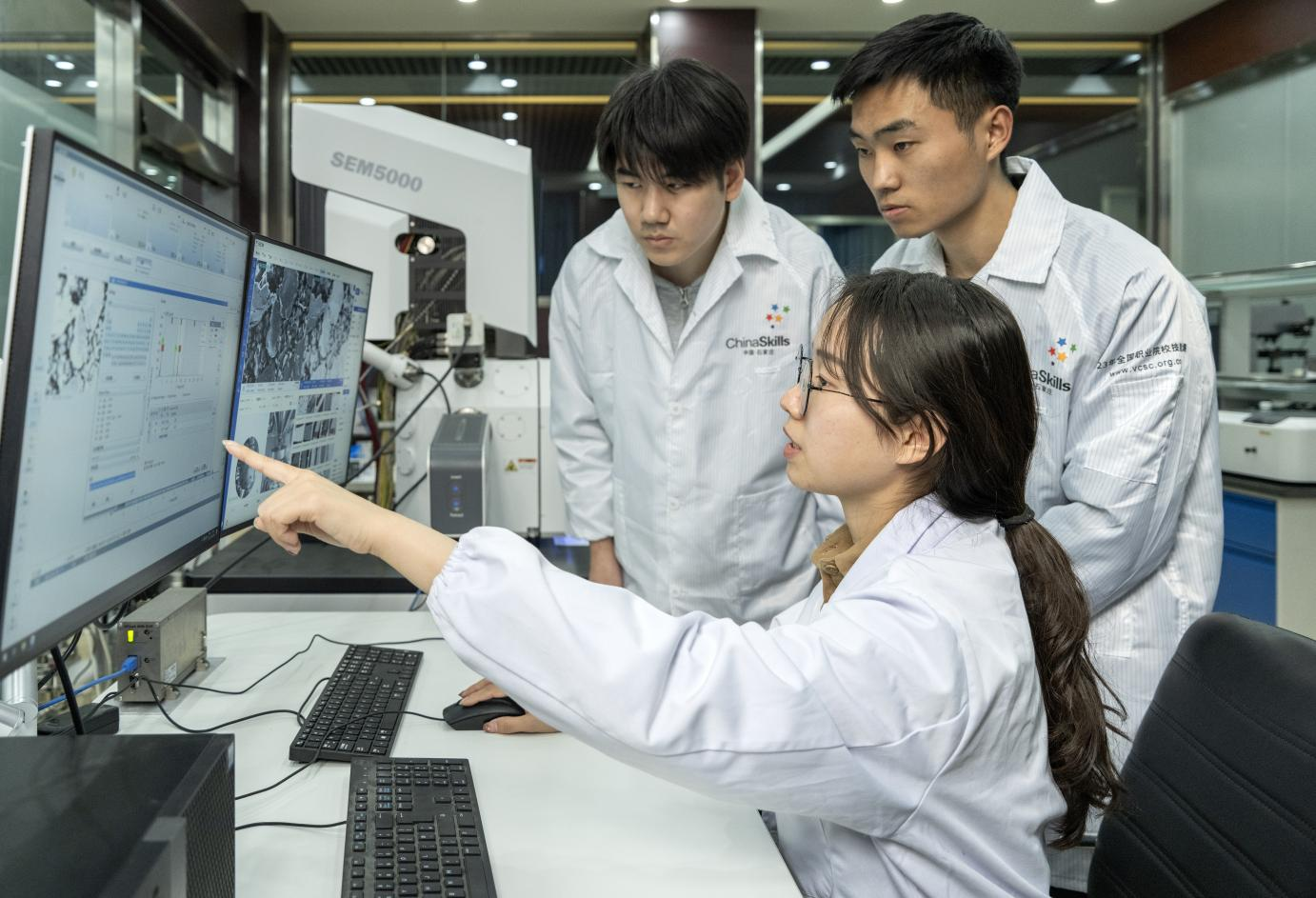 河北工业职业技术大学钢铁智能冶金技术专业教师指导学生进行硅钢组织检测与分析。