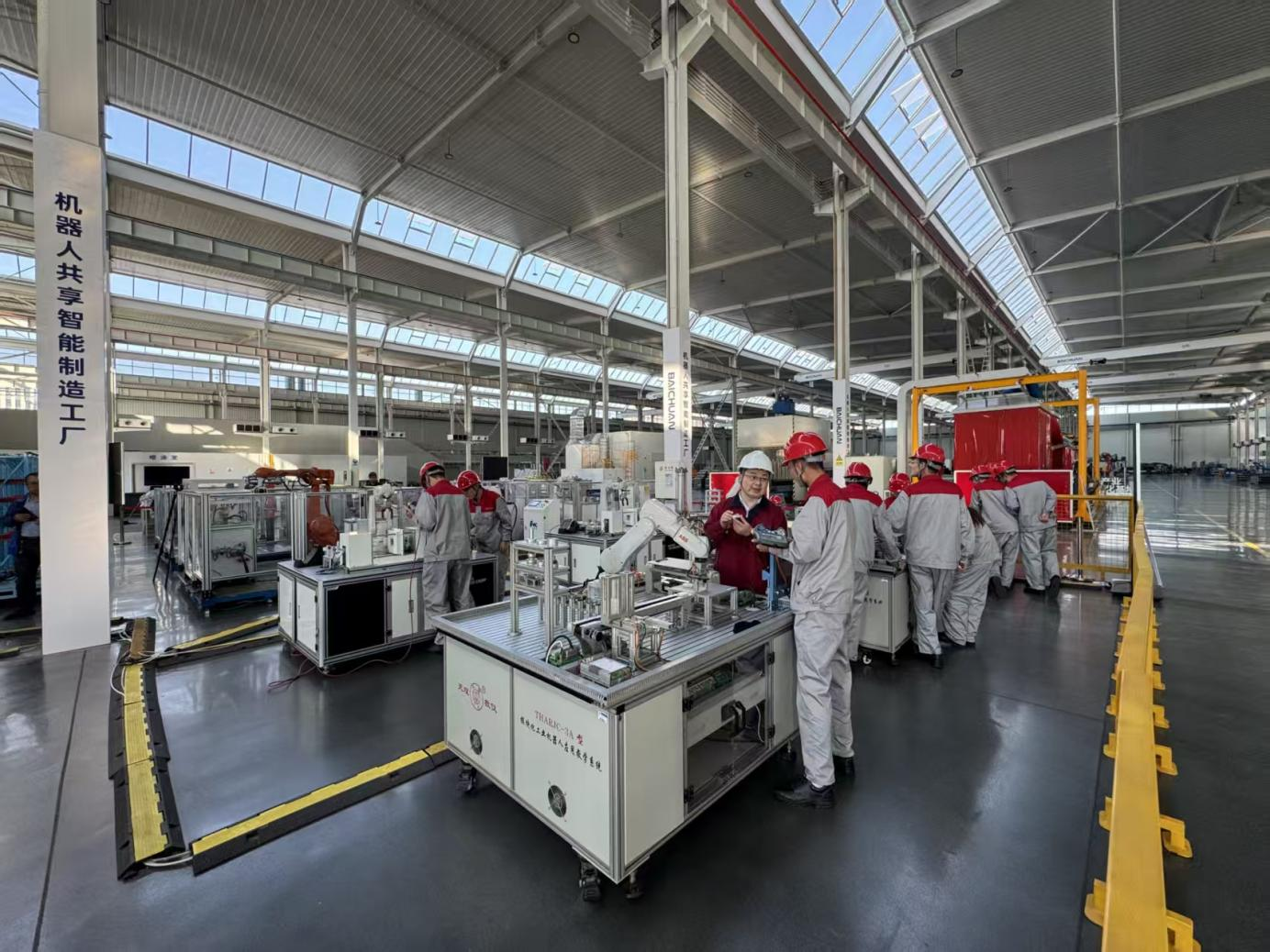 在唐山高新技术产业开发区产教联合体建设的机器人共享智能制造工厂中，唐山工业职业技术大学学生正在开展实践活动。